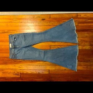 Free people bell bottom jeans!!!! Great condition. Barely worn, size 29.